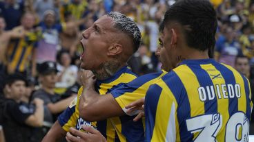 Candia festeja de cara a la popular canalla la apertura del marcador.