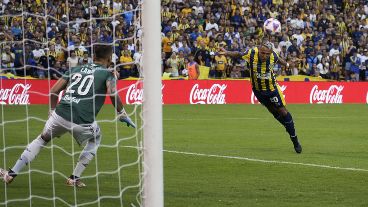 Candia metió una notable palomita tras asistencia de Coyote Rodríguez