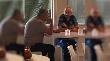 Una imagen del encuentro entre Chqui Tapia y Javier Mascherano.