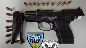 El arma secuestrada y las municiones.