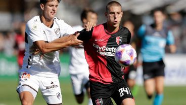 Genaro Rossi aguanta la pelota frente a la marca pegajosa de Platense.