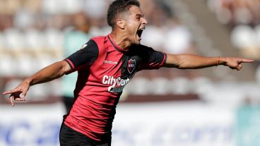 Ramiro Sordo grita su primer gol del campeonato, el 1-0 en Vicente López.