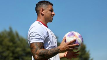 El uruguayo Méndez será operado por una fractura en el antebrazo izquierdo.