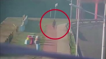 La secuencia quedó registrada por las cámaras de seguridad de la zona.