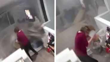 La colosal roca atravesó la pared de bloques de hormigón de la casa.