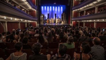 Imagen del estreno de la obra "Remeras negras" en La Comedia, última producción del programa.