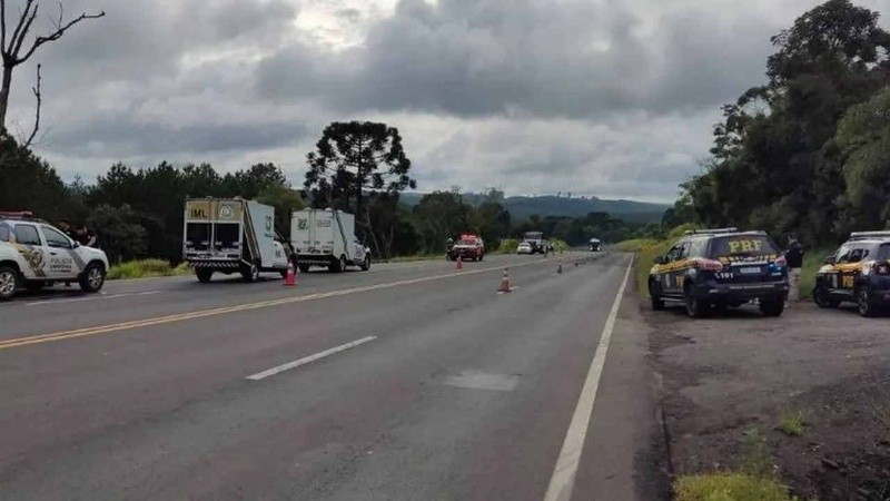 Personal de la Policía Federal de Carreteras, el Cuerpo de Bomberos de Paraná y el Servicio Móvil de Emergencia trabajaron en el rescate.