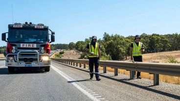 Personal de la Agencia de Seguridad Nuclear de Australia colaboraba en las tareas de búsqueda usando instrumentos de detección portátiles.