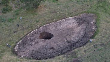 Cercaron el agujero para evitar que el ganado vaya a caer dentro.