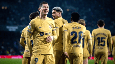 Los goles de Barcelona fueron convertidos por Raphinha y Robert Lewandowski. El polaco celebra.