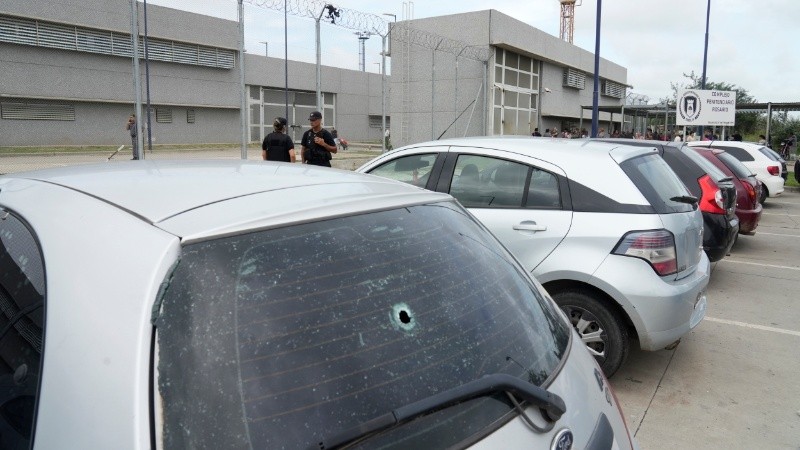 Uno de los autos baleados frente al Order