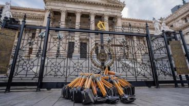 “Agarren la pala y bajen impuestos o vuelvan a sus casas”, reclamó.