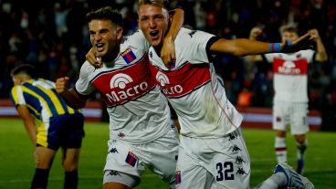 Colidio convirtió el segundo tanto de Tigre en la noche de Victoria, tras un rebote de Servio.