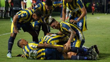Montaña canalla: todos celebran el gol de Mallo en el final.