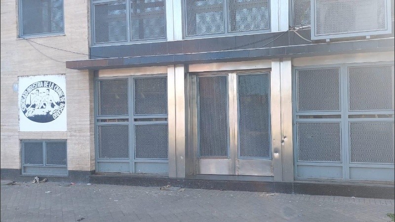 El frente del Sindicato de la Carne (derecha), uno de los edificios baleados durante la madrugada del sábado.