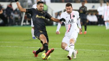 Medina enfrentando a Messi en un partido entre Lens y PSG.