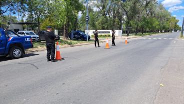 La Policía este domingo a la mañana frente a TVL.
