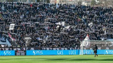 El repudiable gesto de la hinchada de Spezia.