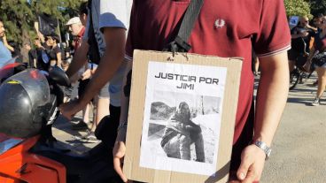 Una pancarta en pedido de justicia por el crimen de Jimi.