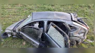 Así quedó el auto destruido en el cantero central de la Autopista.