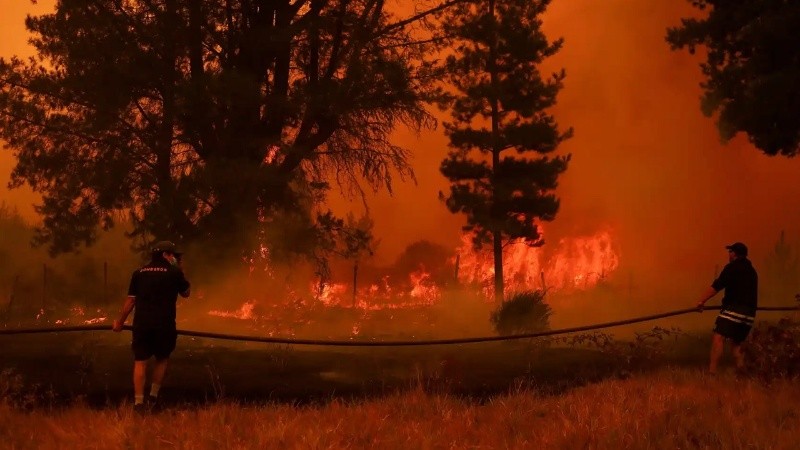 El fuego ya arrasó más de 100.000 hectáreas y 800 viviendas.