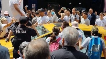 Los manifestantes rompieron el vehículo luego de alcanzarlo.