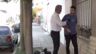 El momento previo a la agresión de un familiar de Thomsen al camarógrafo.