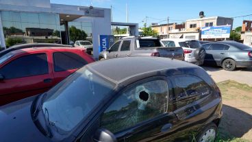 Imagen del auto baleado frente a la comisaría 32ª.