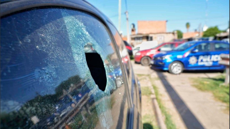 Así quedó la ventana de un auto estacionado frente a la comisaría 32ª luego del ataque a balazos. 