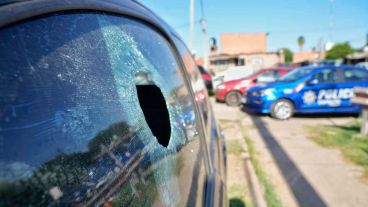 Así quedó la ventana de un auto estacionado frente a la comisaría 32ª luego del ataque a balazos.