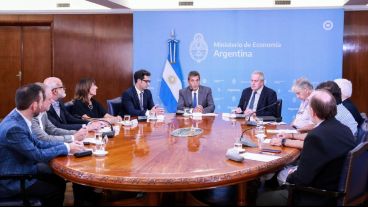 El ministro de economía, Sergio Massa se reunió con el ministro de Educación, Jaime Perczyk, el secretario de Comercio, Matías Tombolini, y directivos de la Cámara Argentina de Instituciones Privadas, la Junta Coordinadora de Asociaciones de la enseñanza Privada y el Consejo Superior de Educación Católica.