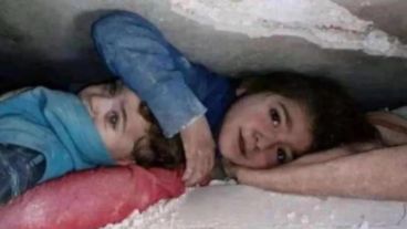 El sismo destruyó edificios desde las ciudades sirias de Alepo y Hama a la turca Diyarbakir, a más de 330 kilómetros de distancia al nordeste