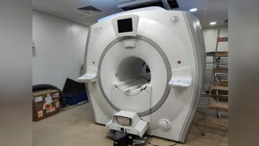 El protón tiene casi 2000 veces más masa que el electrón y rompe estructuras moleculares, como el ADN. Por eso es muy eficiente para destruir las células tumorales.