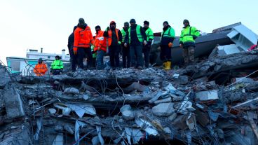 Personal especlalizado busca víctimas en la ciudad de Kahramanmaras.