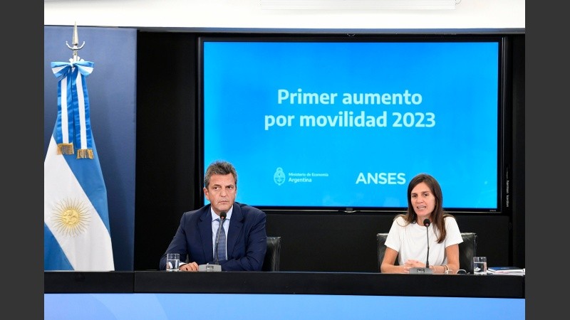 El ministro de Economía de Argentina, Sergio Massa, anunció el primer aumento para jubilación, pensiones y asignaciones.