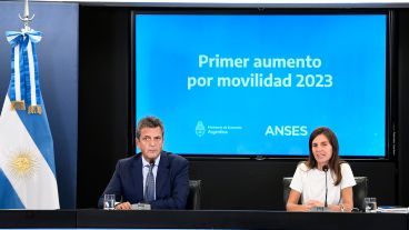El ministro de Economía de Argentina, Sergio Massa, anunció el primer aumento para jubilación, pensiones y asignaciones.