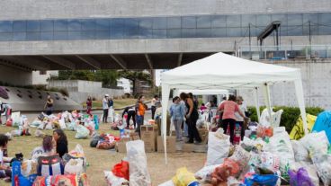 En un día se llenaron 12 contenedores de basura extraída del Río Paraná.