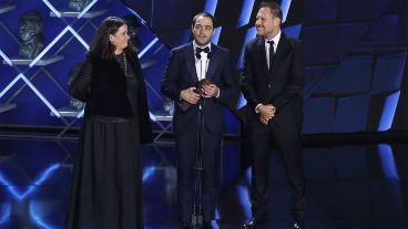 Peter Lanzani fue el encargado de subir al escenario para recibir El Goya.