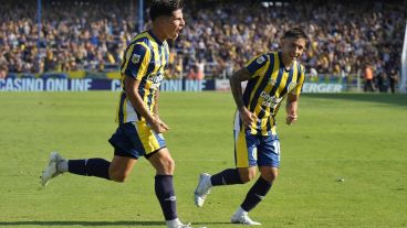 Mac Allister ya convirtió el empate de Central y lo grita en un Gigante repleto.