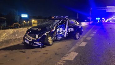 Así quedó el móvil policial luego de ser colisionado.