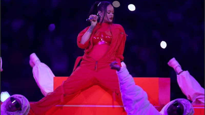 Rihanna comenzó su espectáculo en el State Farm Stadium de Glendale (EE.UU.) desde una plataforma elevada y tocándose el vientre. 