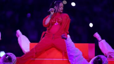 Rihanna comenzó su espectáculo en el State Farm Stadium de Glendale (EE.UU.) desde una plataforma elevada y tocándose el vientre.
