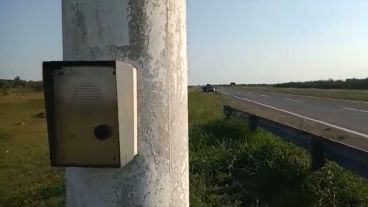 La imagen del "poste SOS" fuera de servicio por falta de pago en la autopista Rosario-Santa Fe.