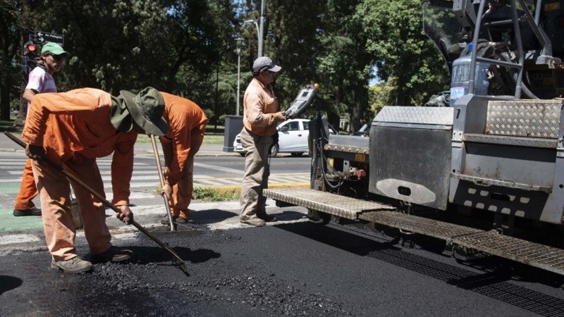La Municipalidad continúa con los trabajos de mantenimiento vial en diferentes barrios de la ciudad.
