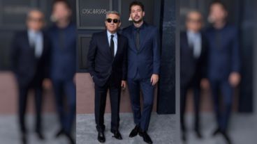 El gesto de Ricardo Darín, que abraza a Tom Cruise y lo señala mientras esboza una sonrisa, vale más que mil palabras.