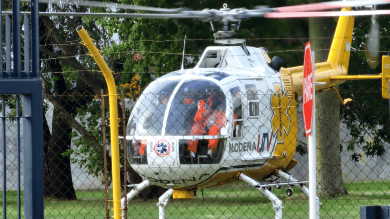 El helicóptero sanitario descendió dentro de la empresa Gerdau para asistir al operario.