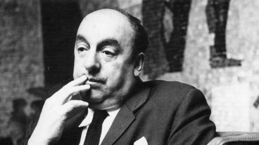 La hipótesis surge del testimonio de Manuel Araya, antiguo chófer del poeta, quien sostenía que había sido envenenado con químicos. 