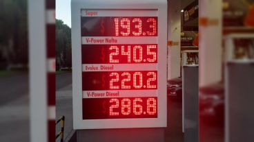 La pizarra muestra los nuevos precios desde el miércoles a la medianoche.