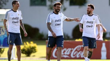 Épocas de selección: Di María, Lavezzi y Messi con la ropa de Argentina en una práctica.
