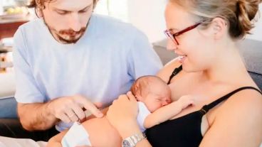 Pareja rusa con su recién nacido en la ciudad de Buenos Aires